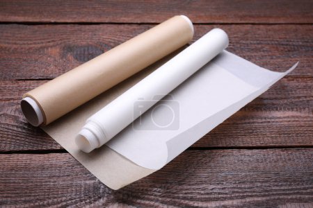 Téléchargez les photos : Rouleaux de papier cuisson sur table en bois - en image libre de droit