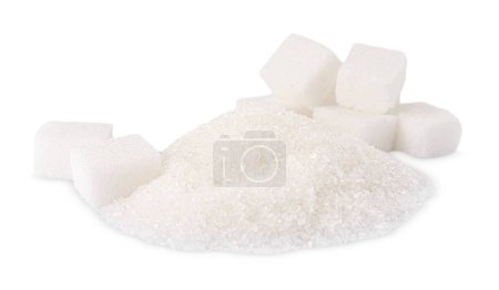 Azúcar granulado y en cubos aislado sobre blanco