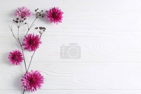 Foto de Composición plana con hermosas flores una mesa de madera blanca, espacio para el texto - Imagen libre de derechos