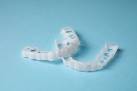 Foto de Protectores bucales dentales sobre fondo azul claro. Corrección de mordida - Imagen libre de derechos