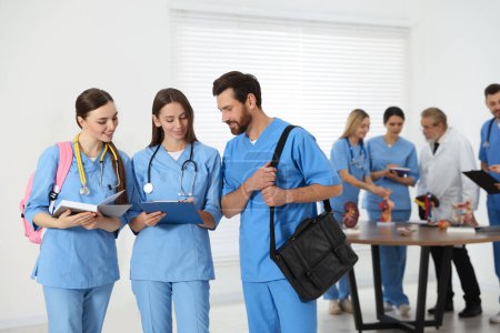 Étudiants en médecine portant des uniformes dans le couloir universitaire