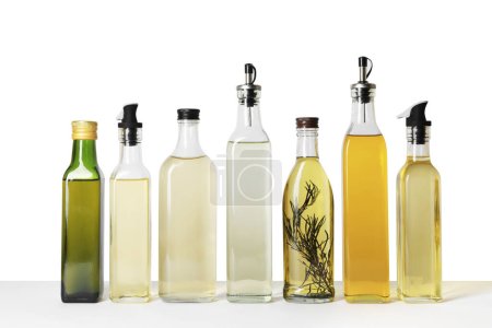 Flaschen mit verschiedenen Speiseölen auf weißem Hintergrund