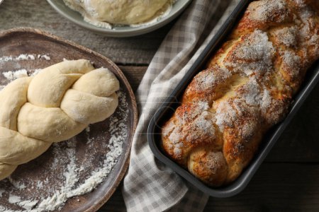 Téléchargez les photos : Pâte fraîche avec farine et pain tressé savoureux sur table en bois, plat. Traditionnel Shabbat Xoah - en image libre de droit