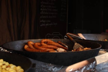 Téléchargez les photos : Délicieuses saucisses cuites dans une poêle à frire à l'intérieur - en image libre de droit