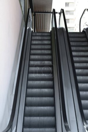 Téléchargez les photos : Vue sur escaliers roulants parallèles vides avec balustrades grises - en image libre de droit