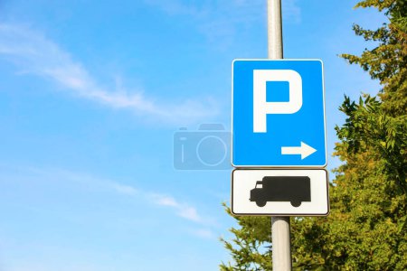 Foto de Poste con diferentes señales de tráfico Derecho de estacionamiento y placa que indica camiones al aire libre en el día soleado. Espacio para texto - Imagen libre de derechos
