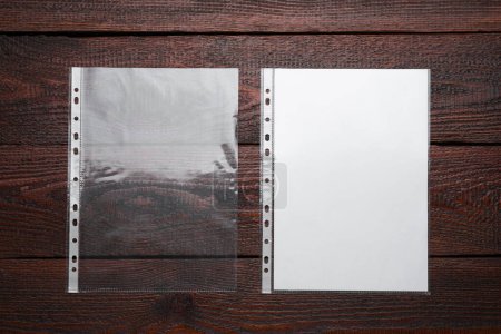 Foto de Bolsillos perforados en mesa de madera, posición plana - Imagen libre de derechos