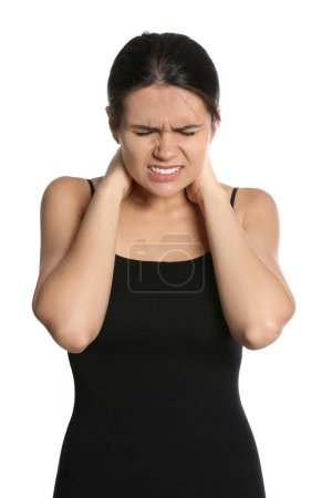 Jeune femme souffrant de douleurs au cou sur fond blanc
