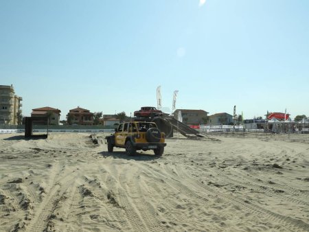 Foto de SENIGALLIA, ITALIA - 22 DE JULIO DE 2022: Jeep test drive on sand outdoors. Presentación del coche - Imagen libre de derechos