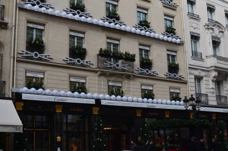 Téléchargez les photos : Paris, France - 10 décembre 2022 : Cartier store outdoor with Christmas decor - en image libre de droit
