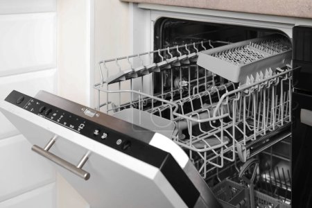 Offene, saubere leere Spülmaschine in der Küche. Haushaltsgerät