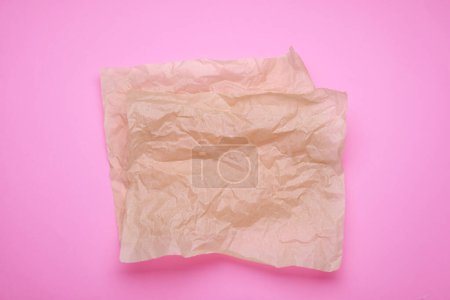 Téléchargez les photos : Sheets of crumpled baking paper on pink background, top view - en image libre de droit
