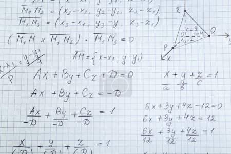 Foto de Hoja de papel con diferentes fórmulas matemáticas, vista superior - Imagen libre de derechos