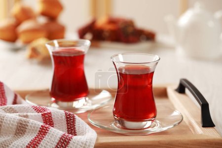 Téléchargez les photos : Glasses of traditional Turkish tea on wooden tray indoors - en image libre de droit