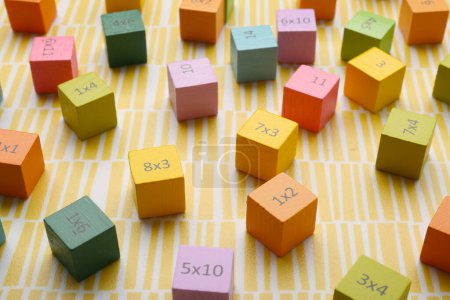 Téléchargez les photos : Cubes colorés avec des nombres et des multiplications sur fond jaune - en image libre de droit