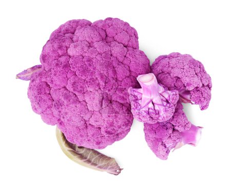 Foto de Coliflores de color púrpura cortadas sobre fondo blanco, vista superior. Alimento saludable - Imagen libre de derechos