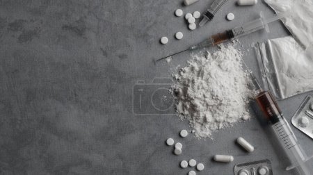 Téléchargez les photos : Many different hard drugs on light grey table, flat lay. Space for text - en image libre de droit