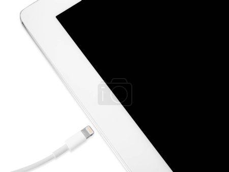 Téléchargez les photos : USB cable with lightning connector and tablet on white background - en image libre de droit