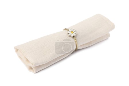 Foto de Servilleta de tela beige con anillo decorativo para el ajuste de mesa sobre fondo blanco - Imagen libre de derechos