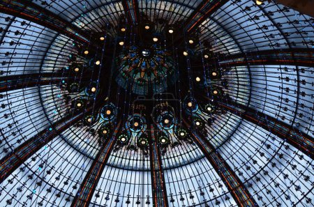 Téléchargez les photos : Paris, France - December 10, 2022: Beautiful stained glass dome and Christmas decor in Galeries Lafayette Haussmann, low angle view - en image libre de droit