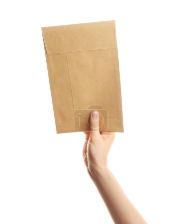 Téléchargez les photos : Femme tenant une enveloppe en papier kraft sur fond blanc, gros plan - en image libre de droit
