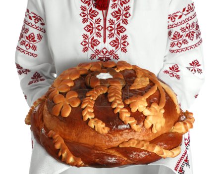 Foto de Mujer con korovai sobre fondo blanco, primer plano. Pan ucraniano y sal tradición de bienvenida - Imagen libre de derechos