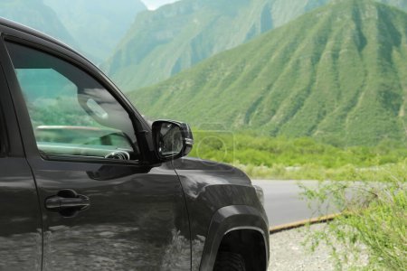 Téléchargez les photos : Voiture noire près de belles montagnes et la route à l'extérieur - en image libre de droit
