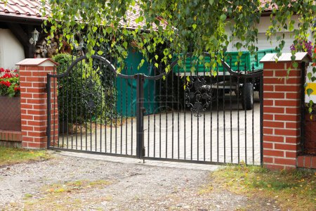 Foto de Black metal gates near private house on street - Imagen libre de derechos