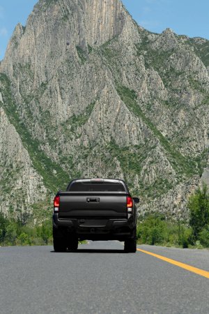 Téléchargez les photos : Black car on road near beautiful mountains outdoors - en image libre de droit
