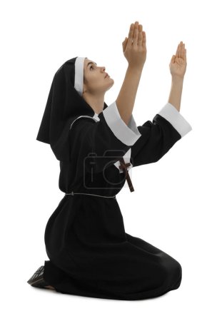 Téléchargez les photos : Nun praying to God on white background - en image libre de droit