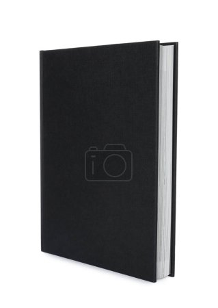 Geschlossenes Buch mit schwarzem Hardcover isoliert auf weiß