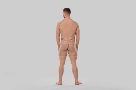 Téléchargez les photos : Man in warm thermal underwear on light background - en image libre de droit