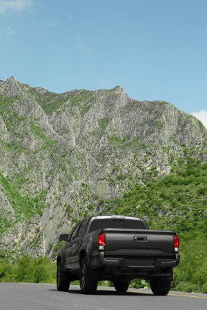 Téléchargez les photos : Black car on road near beautiful mountains outdoors - en image libre de droit