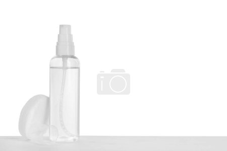 Téléchargez les photos : Micellar water and cotton pads on table against white background. Space for text - en image libre de droit