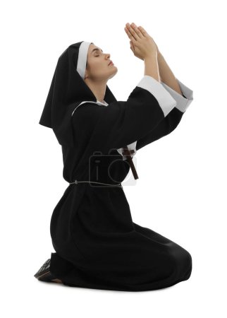Téléchargez les photos : Nun with clasped hands praying to God on white background - en image libre de droit