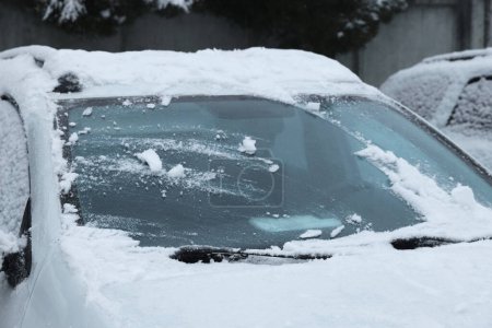 Foto de Car windshield with wiper blades cleaned from snow outdoors on winter day - Imagen libre de derechos