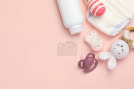 Foto de Flat lay composition with pacifiers and other baby stuff on pink background. Space for text - Imagen libre de derechos