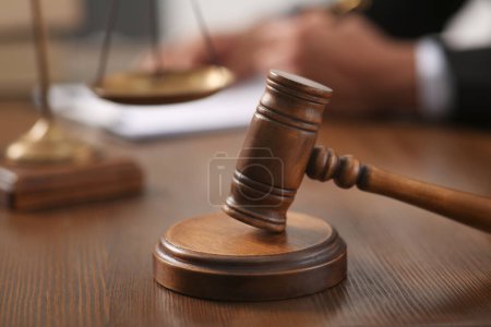 Téléchargez les photos : Law and justice. Closeup of judge working at wooden table, focus on gavel - en image libre de droit