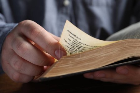 Téléchargez les photos : Man reading old holy Bible, closeup view - en image libre de droit