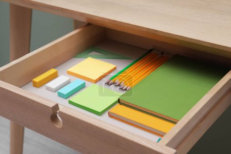 Téléchargez les photos : Office supplies in open desk drawer indoors, closeup - en image libre de droit