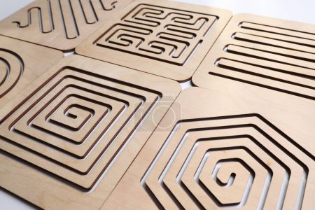 Labyrinthes à doigts en bois sur fond blanc, gros plan. Jouet Montessori