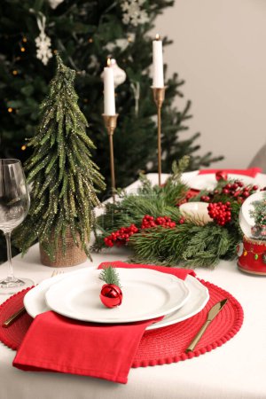 Téléchargez les photos : Endroit de luxe avec belle décoration festive pour le dîner de Noël sur table blanche - en image libre de droit