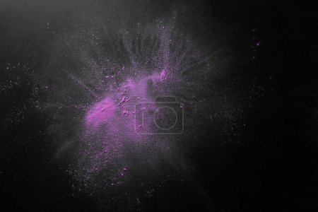 Foto de Tinte en polvo violeta sobre fondo oscuro, vista superior con espacio para texto. Festival de Holi - Imagen libre de derechos