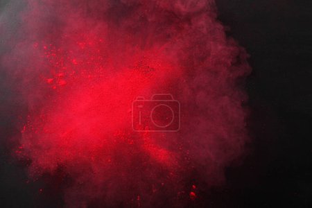 Foto de Tinte rojo en polvo sobre fondo oscuro, vista superior. Festival de Holi - Imagen libre de derechos