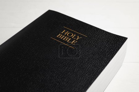 Téléchargez les photos : Vue rapprochée de la Sainte Bible sur la table blanche. Livre religieux - en image libre de droit