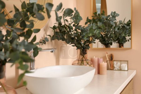 Téléchargez les photos : Eucalyptus branches near vessel sink on bathroom vanity. Interior design - en image libre de droit