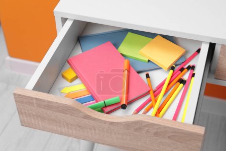 Téléchargez les photos : Office supplies in open desk drawer indoors - en image libre de droit