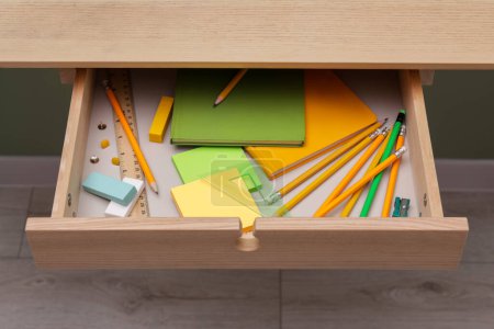 Téléchargez les photos : Office supplies in open desk drawer indoors - en image libre de droit