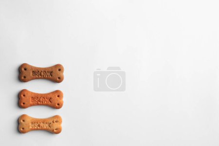 Téléchargez les photos : Bone shaped dog cookies on white background, top view. Space for text - en image libre de droit