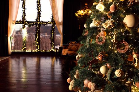 Foto de Beautiful Christmas tree in room with festive decor - Imagen libre de derechos